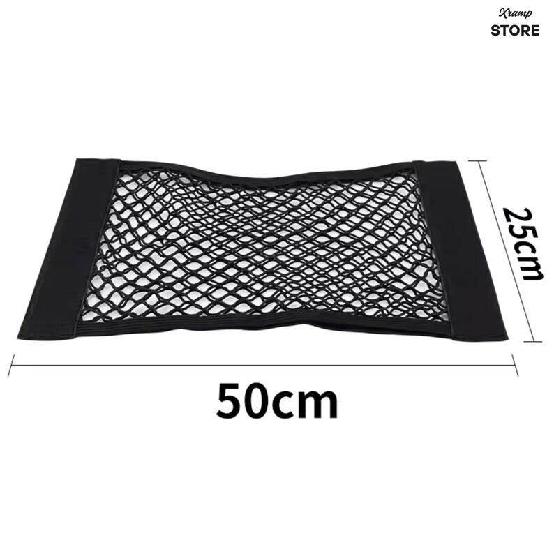 K&ouml;nnte beinhalten: Ein rechteckiges, schwarzes elastisches Aufbewahrungsnetz mit Gittermuster und festen schwarzen Stoffr&auml;ndern an den linken und rechten Seiten. Das Netz ist mit den Ma&szlig;en 50 cm Breite und 25 cm H&ouml;he sowie dem Text Xramp STORE gekennzeichnet.