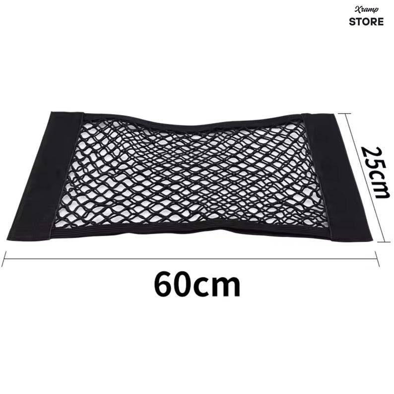 K&ouml;nnte beinhalten: Ein schwarzes, rechteckiges elastisches Aufbewahrungsnetz mit festen Stoffr&auml;ndern an der linken und rechten Seite. Das Netz hat ein rautenf&ouml;rmiges Maschenmuster. Die Ma&szlig;e sind mit 60cm L&auml;nge und 25cm H&ouml;he angegeben. Der Text Xramp STORE ist sichtbar.