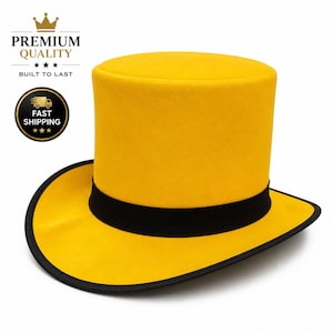 Puede incluir: Un sombrero de copa de color amarillo brillante con una corona plana y un ala ancha. El sombrero presenta una cinta negra sólida que rodea la base de la corona y un borde negro a lo largo del ala. La superficie tiene una textura lisa.