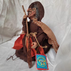 Halloween Witch Doll – Spooky Haunted Doll Prop, Creepy Witch Figurine with Broomstick, Vintage Style Halloween Decor
