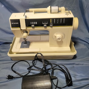 Vintage Singer Sewing Machine made in Brazil Electronic Model 6212C Original Case