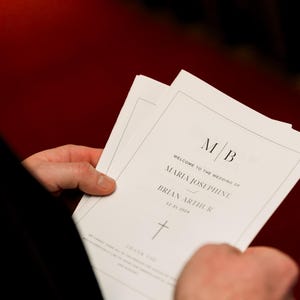 Programma di matrimonio cattolico minimalista bianco / Cronologia del matrimonio / Formato lettera USA 8,5 x 11 / Fronte-retro / Piegare a metà