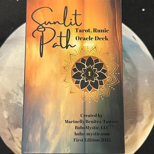 Pode incluir: Um conjunto de três canecas de cerâmica com acabamento fosco e salpicado. As canecas são em tons de creme, cinza claro e cinza escuro. Cada caneca tem um design simples e minimalista, ideal para café ou chá.