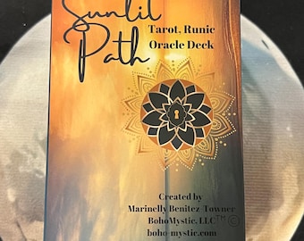 Peut inclure: Une boîte de jeu d'oracle rectangulaire intitulée Sunlit Path Tarot, Runic Oracle Deck. La boîte présente un fond dégradé orange et vert foncé avec un motif central de mandala noir en forme de lotus contenant un trou de serrure. Le texte indique la créatrice Marinelly Benitez-Towner, BohoMystic, LLC, le site web boho-mystic.com et First Edition 2025.