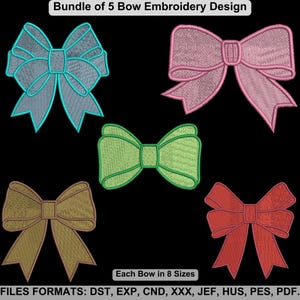 Op de afbeelding: Een verzameling van vijf geborduurde strikdesigns in verschillende kleuren: teal, roze, groen, goud en rood. De afbeelding bevat de tekst "Bundle of 5 Bow Embroidery Design" en "Each Bow in 8 Sizes". De bestandsformaten zijn DST, EXP, CND, XXX, JEF, HUS, PES en PDF.