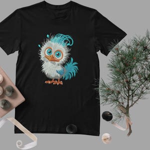 以下が含まれることがあります： 大きな目をした青と白の鳥の漫画のイラストが描かれた黒いTシャツです。