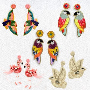 Op de afbeelding: Een collectie van kralen oorbellen in verschillende ontwerpen. Stijlen zijn onder meer kleurrijke vogels, flamingo's en abstracte vormen. De oorbellen hebben levendige kleuren zoals roze, geel, blauw en groen, met ingewikkeld kralenwerk en bloemaccenten.