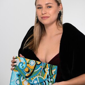 Meadows – Clutch con cuentas y diseño floral inspirado en la naturaleza