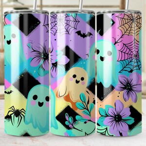 Peut inclure: Un gobelet sur le thème d'Halloween avec un motif répété de fantômes souriants, de fleurs, de chauves-souris, d'araignées et de toiles d'araignées. Le motif incorpore un fond géométrique coloré avec des nuances de sarcelle, de violet, de noir et de jaune. Le gobelet comprend une paille.