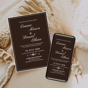 Könnte beinhalten: Eine braune Hochzeitseinladung mit weißem Text und ein Smartphone mit dem gleichen Design. Die Einladung lautet "Emma Mason & Daniel Ethan" und enthält das Datum "22. Juli 2026". Die Einladung enthält auch den Hochzeitsort.