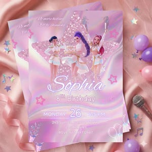 Könnte beinhalten: Eine rosa-lila Geburtstagseinladung mit drei animierten Figuren, einem Kuchen und Sternen. Die Einladung enthält den Namen "Sophia", den Text "8th Birthday" und Veranstaltungsdetails. Der Hintergrund hat eine glitzernde Sternform und dekorative Elemente.