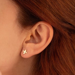 Pendientes de plata con flor de lis en oro de 14 quilates, pequeños pendientes minimalistas de oro con flor de lis real, delicados pendientes con forma de lirio de San Nicolás y loto