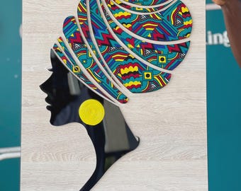 Könnte beinhalten: Ein rechteckiges Wandbild mit der glänzend schwarzen Silhouette eines Kopfprofils, das ein großes, mehrschichtiges Kopftuch trägt. Das Kopftuch zeigt ein lebhaftes geometrisches Muster in Türkis, Rot, Gelb und Weiß. Ein leuchtend gelber, kreisförmiger Ohrring ist angebracht.