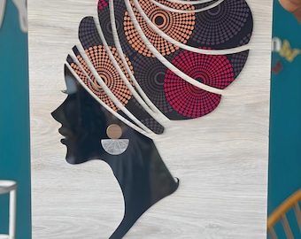 Könnte beinhalten: Ein rechteckiges Wandbild mit der schwarzen Silhouette eines Kopfprofils, das ein Kopftuch trägt. Das Kopftuch besteht aus geschichteten Segmenten mit einem kreisförmigen Punktmuster in Orange-, Rot- und Schwarztönen. Ein kleiner Ohrring ist zu sehen.