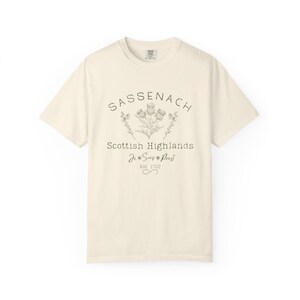 Sassenach Scottish Highlands T-Shirt - Comfort Colors Romance Tee immagine 6