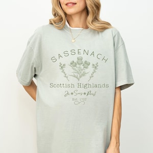 Sassenach Scottish Highlands T-Shirt - Comfort Colors Romance Tee immagine 1