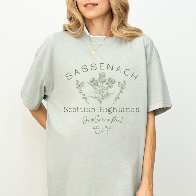 Sassenach Scottish Highlands T-Shirt - Comfort Colors Romance Tee immagine 1