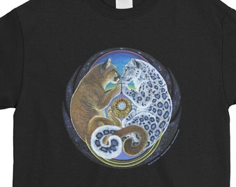 Könnte beinhalten: Schwarzes T-Shirt mit einem Aufdruck eines braunen Pumas und eines weißen Schneeleoparden, die sich in einem Yin-Yang-Design gegenüberstehen. Die Tiere sind von einem blauen und violetten Kreis mit weißem Hintergrund umgeben.