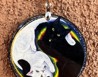 Collar con colgante de madera estampado con diseño de gatos arcoíris y Yin Yang.