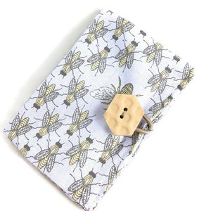 Estuche para tarjetas de abeja de tela con botón hecho a mano