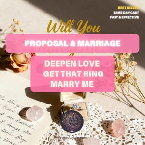 Op de afbeelding: Afbeelding van een diamanten verlovingsring in een doosje, met de tekst "Will You Proposal & Marriage". Aanvullende tekst luidt "Deepen Love, Get That Ring, Marry Me". Rozenkwartskristallen en gedroogde bloemen zijn ook zichtbaar.