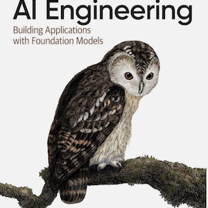 Puede incluir: Portada del libro "AI Engineering" con el subtítulo "Building Applications with Foundation Models". Presenta una ilustración de un búho posado en una rama. El nombre del autor, Chip Huyen, aparece en la parte inferior.