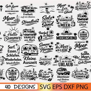 Könnte beinhalten: Eine Sammlung von 40 Designs zum Thema Strand in Schwarz und Weiß. Die Designs enthalten Sätze wie "Strandzeit", "Sommer-Vibes" und Bilder von Surfbrettern, Wohnmobilen und Palmen. Der Text "40 DESIGNS SVG EPS DXF PNG" ist ebenfalls enthalten.