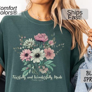 Maglietta &quot;Fatto in modo meraviglioso e meraviglioso&quot;, maglietta con versetto biblico del Salmo 139:14, maglietta floreale cristiana boho, regalo vintage con colori confortanti basati sulla fede