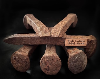 Rustieke spoorwegspikes: smeden, ambachtelijke levering, industrieel decor, bescherming, hekserij