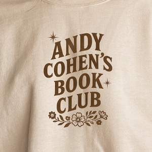 Andy Cohens Buchclub Sweatshirt | Bravo Fan Rundhals | Realität TV Liebhaber Geschenk | Lustig Bravo Zitat Shirt | Armbanduhr What Happens Merch