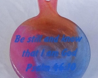 Round mini cutting board - Brown, pink and blue - Psalm 46:10