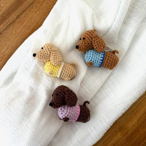 Handgefertigter Schlüsselanhänger aus gehäkeltem Dackel / Dackel - süßes Haustier-Accessoire, anpassbar, perfektes Geschenk für Hundeliebhaber