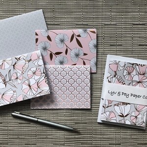 8 cartes de correspondance de plus petite taille avec enveloppes - Édition limitée - Les cartes pliées mesurent 4 1/2 po. x 3 1/4 po.
