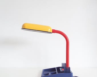 Luminária de mesa vintage estilo Memphis Milano: amarela, azul, vermelha, com suporte para canetas tipo pescoço de ganso, 1990.