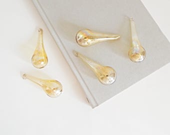 Antieke geblazen glazen kroonluchter met belletjes: handgemaakte gele ornamenten Murano-druppelvormige lamp Venetië Italië