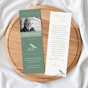 Könnte beinhalten: Ein grünes und weißes Lesezeichen mit einem Foto eines Mannes und dem Text "In loving memory William Harrison 1947-2024" und einer Vogel-Illustration. Das Lesezeichen enthält auch den Text "A Life Full of Joy and Love" und "Remembering the laughter, the smiles and the beautiful memories of William. Forever in our hearts. Forever bringing us joy."