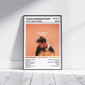 Peut inclure: Affiche encadrée de l'album "(UN)COMMENTARY" d'Alec Benjamin. L'œuvre présente un portrait d'une personne sur fond pêche. L'affiche comprend le titre de l'album, le nom de l'artiste et la liste des titres.