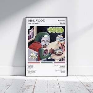 以下が含まれることがあります： MF DOOMのアルバム「MM...Food」のポスター。ポスターには、緑色のフード付きジャケットとマスクを着用し、シリアルを食べているMF DOOMの漫画風イラストが描かれている。アルバムのタイトルはポスターの上部に大きく太字で書かれている。アルバムのタイトルの下には、より小さな文字で2004年と書かれている。