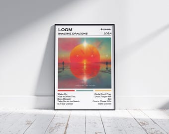 Puede incluir: Póster enmarcado en negro con la portada del álbum "LOOM" de Imagine Dragons. La obra de arte muestra una puesta de sol sobre el agua con dos figuras. Incluye el título del álbum, el nombre del artista y los títulos de las canciones.