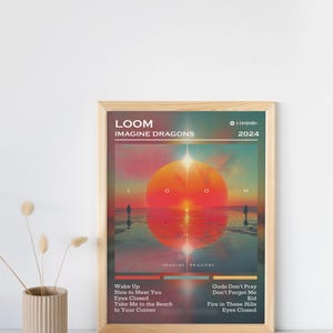 Puede incluir: Un p&oacute;ster enmarcado con la banda Imagine Dragons. La obra de arte muestra una vibrante escena de atardecer con un gran sol naranja y siluetas de personas. El p&oacute;ster incluye el nombre de la banda, el a&ntilde;o 2024 y una lista de t&iacute;tulos de canciones.