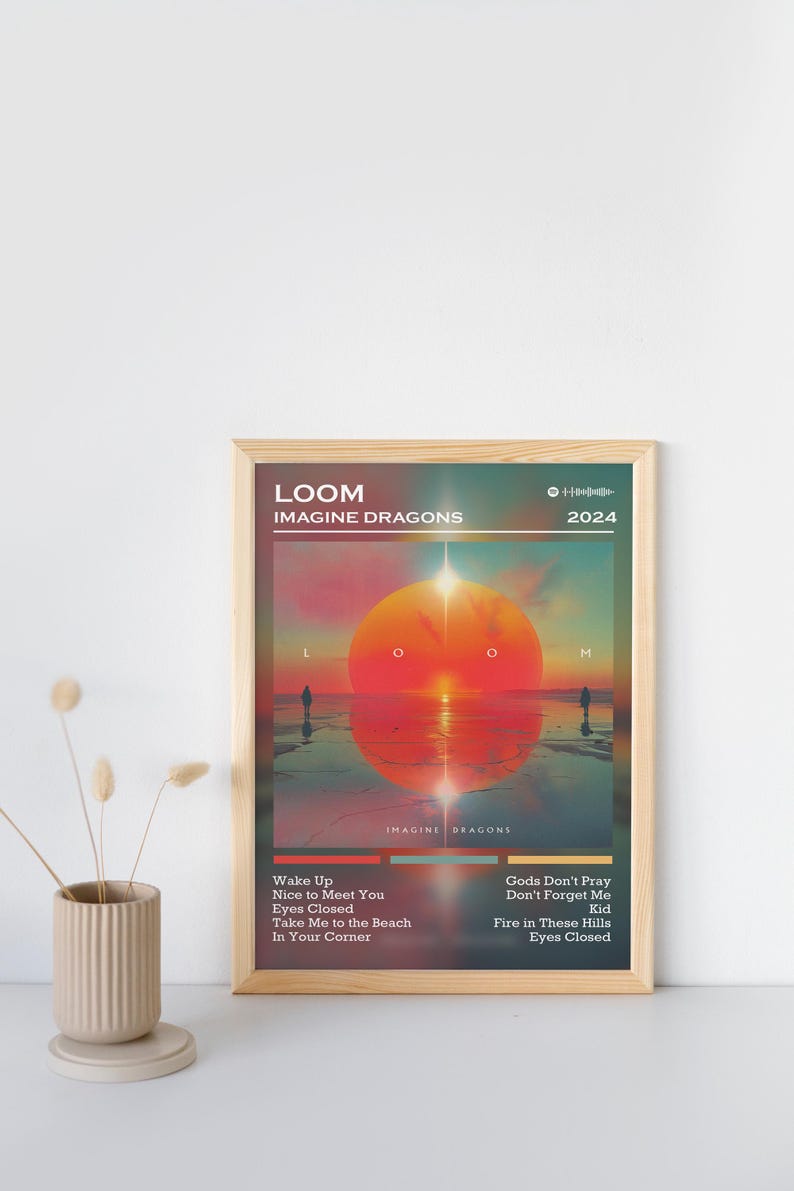Puede incluir: Un p&oacute;ster enmarcado con la banda Imagine Dragons. La obra de arte muestra una vibrante escena de atardecer con un gran sol naranja y siluetas de personas. El p&oacute;ster incluye el nombre de la banda, el a&ntilde;o 2024 y una lista de t&iacute;tulos de canciones.