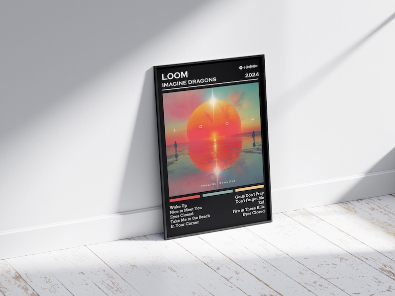 Puede incluir: P&oacute;ster enmarcado en negro del &aacute;lbum "LOOM" de Imagine Dragons. La obra de arte muestra una puesta de sol sobre el agua con siluetas. Los t&iacute;tulos de las canciones, como "Wake Up" y "Eyes Closed", est&aacute;n listados debajo. Tambi&eacute;n se ve el a&ntilde;o 2024.