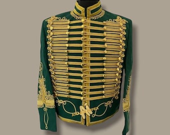 Könnte beinhalten: Eine grüne Militärjacke mit goldenen Litzenbesatz und Knöpfen. Die Jacke hat einen hohen Kragen und lange Ärmel. Die Jacke ist mit goldenen Stickereien an den Ärmeln und der Vorderseite verziert.