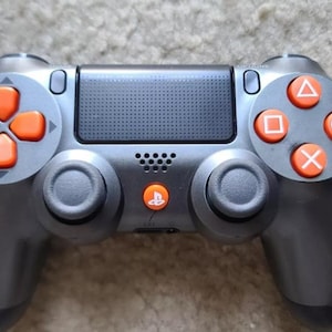 Anpassad PlayStation 4 Dualshock-kontroll (i stil med American Heart Month).