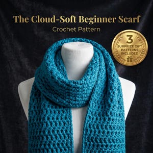 Puede incluir: Una bufanda de ganchillo color verde azulado sobre un maniquí blanco. El texto dice The Cloud-Soft Beginner Scarf Crochet Pattern. Una insignia circular dorada a la derecha muestra 3 SURPRIZE GIFT PATTERNS INCLUDED con un icono de regalo.