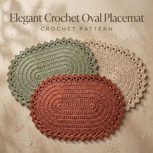 Op de afbeelding: Drie ovale gehaakte placemats in saliegroen, terracotta en crème, elk met een textuur in het midden en een decoratieve schulprand. De tekst "Elegant Crochet Oval Placemat CROCHET PATTERN" staat boven de placemats gedrukt.