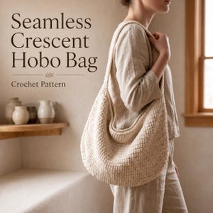 Può includere: Una borsa hobo a mezzaluna senza cuciture color crema realizzata con un modello all'uncinetto. La borsa è indossata a spalla e ha un aspetto strutturato e intrecciato. L'immagine include il testo "Seamless Crescent Hobo Bag" e "Crochet Pattern".