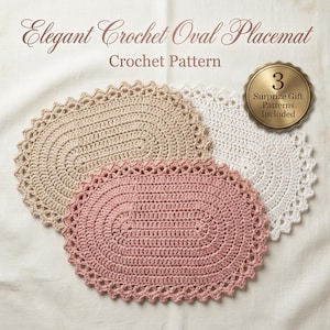 Puede incluir: Tres manteles individuales ovalados de ganchillo en beige, blanco y rosa empolvado, cada uno con un motivo central ovalado y un borde festoneado. El texto dice: Elegant Crochet Oval Placemat Crochet Pattern, 3 Surprize Gift Patterns Included.