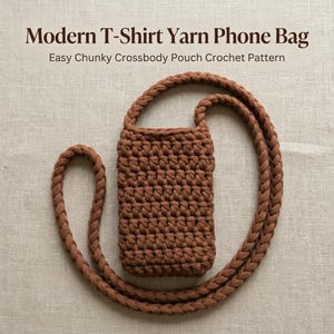 Op de afbeelding: Een bruine gehaakte telefoontas gemaakt van dik t-shirtgaren met een lange gevlochten schouderband. De tekst Modern T-Shirt Yarn Phone Bag Easy Chunky Crossbody Pouch Crochet Pattern staat in een donkerbruin schreeflettertype erboven.