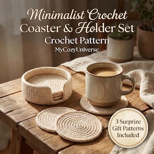 Puede incluir: Un patrón de ganchillo para un juego de posavasos y soporte titulado Minimalist Crochet Coaster & Holder Set Crochet Pattern MyCozyUniverse. El juego incluye posavasos circulares de color crema y un soporte a juego, con 3 Surprize Gift Patterns Included.